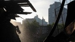 I danni agli edifici di Kyiv provocati dal massiccio bombardamento russo
