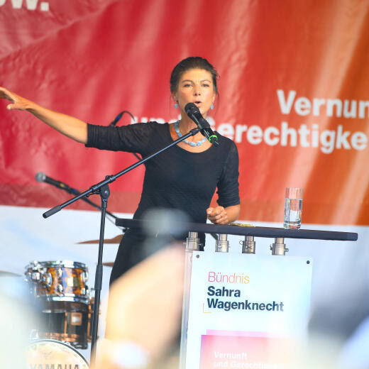 Sahra kommt BSW Thüringer Wahlkampf Auftakt Eisenach, 19.08..2024 Sarah beim Thüringer BSW Wahlkapfauftakt in Eisenach Foto: Matthias Gränzdörfer Thüringen Germany *** Sahra arrives BSW Thuringian election campaign kick-off Eisenach, 19 08 2024 Sarah at the Thuringian BSW election campaign kick-off in Eisenach Photo Matthias Gränzdörfer Thuringia Germany Copyright: xMatthiasxGränzdörferx