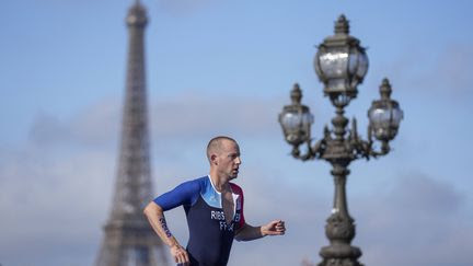 'Ça fait 3-4 ans que je dédie ma vie à Paris' : l'émotion de Jules Ribstein après sa médaille d'or en paratriathlon PTS2 aux Jeux paralympiques