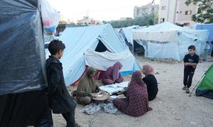 Desplazados internos descansan en un campamento cercano al hospital Nasser de Khan Yunis, en el sur de Gaza.
