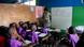 Crianças em sala de aula numa escola na Nigéria, observando a professora