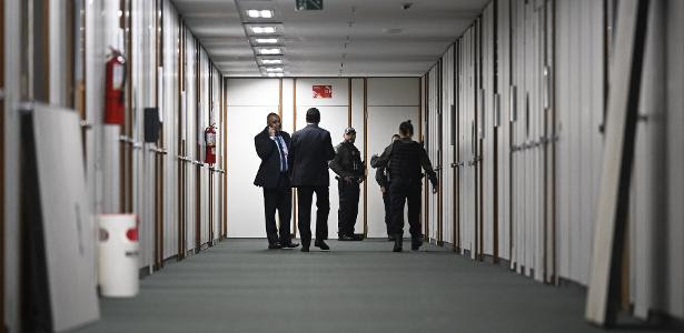 Policias federais fazem buscas no gabinete de Alexandre Ramagem, ex-diretor da Abin, na Câmara dos Deputados