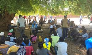 Las personas que huyeron tras la violencia posterior a las elecciones en Mozambique se registran para recibir ayuda humanitaria en el distrito de Nsanje, Malawi.