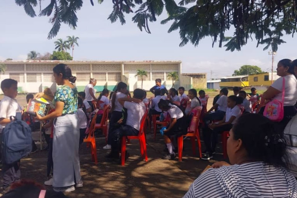 Niños reciben clases debajo de un árbol por paralización de impermeabilización en escuela