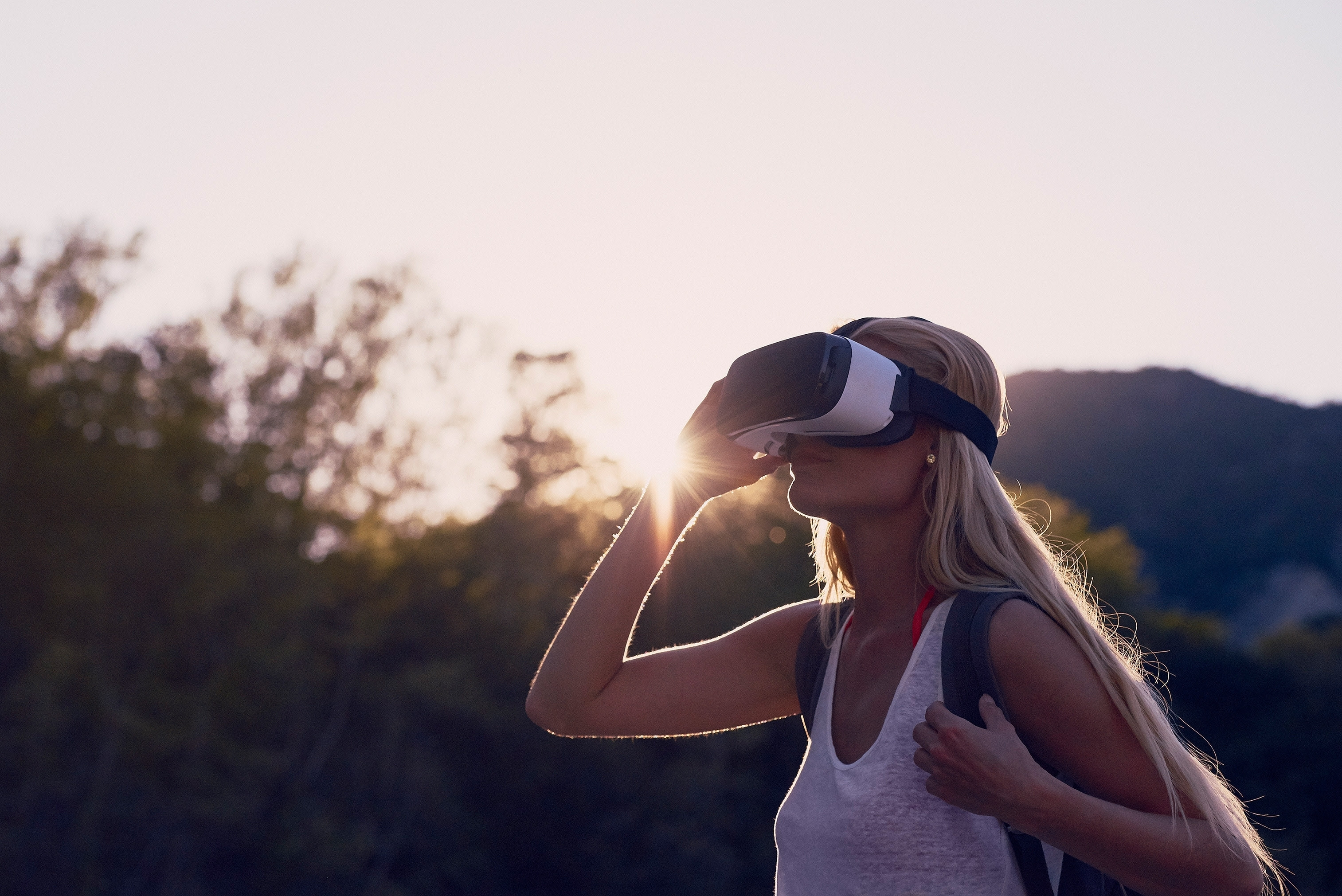 Una joven disfruta de una experiencia con gafas de realidad virtual.