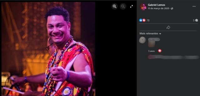 Gabriel Lemos, acusado e Integrante de terreiro de candomblé, participa de celebração, vestindo traje típico e segurando tambor durante evento