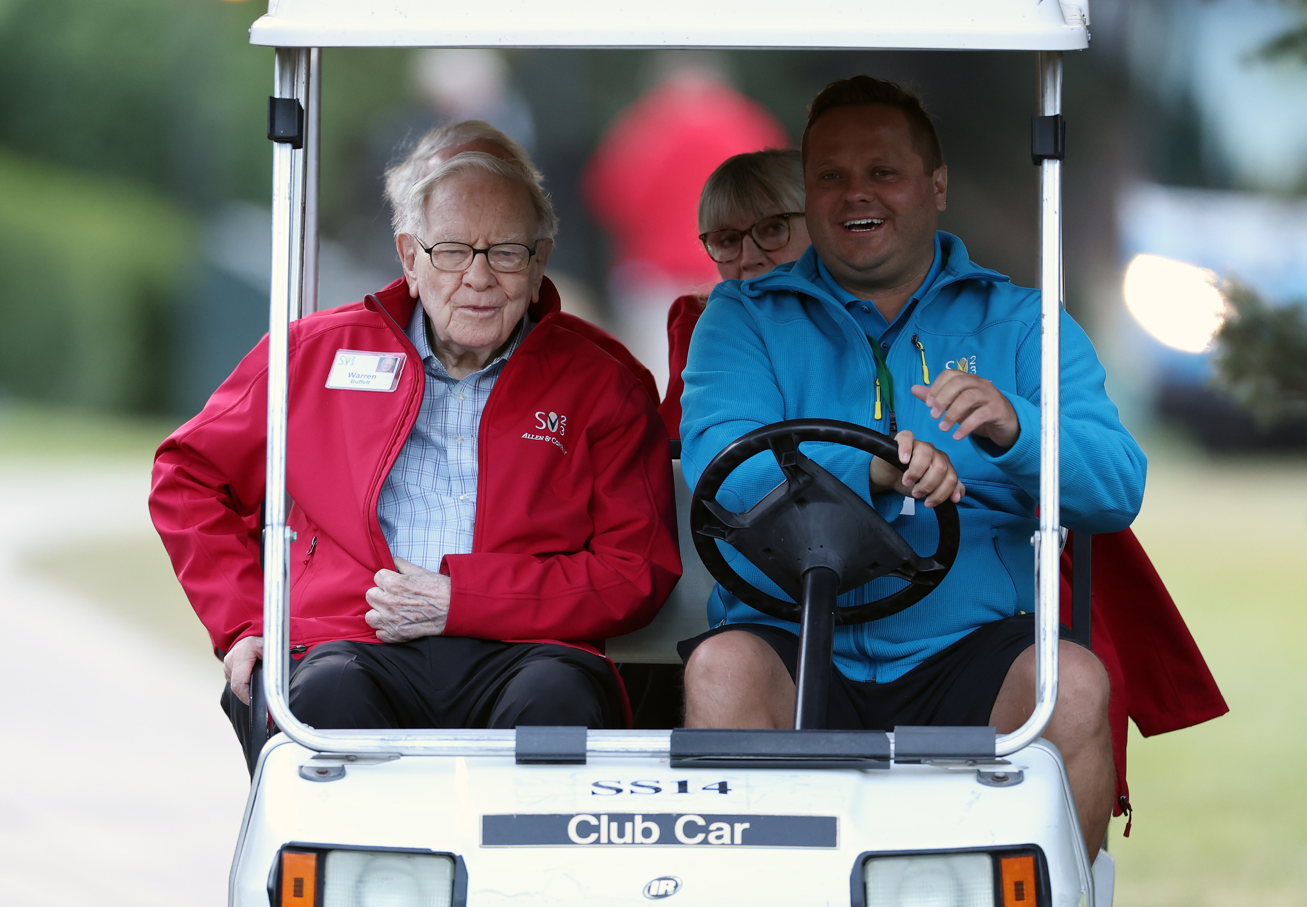 Warren Buffett deja la primera línea de Berkshire Hathaway Warren Buffett, el Oráculo de Omaha, se jubila