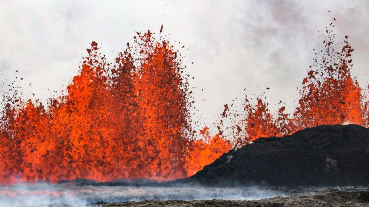 Lava expulsada hasta 165 pies de altura: las imágenes del volcán que vuelve a erupcionar en Islandia