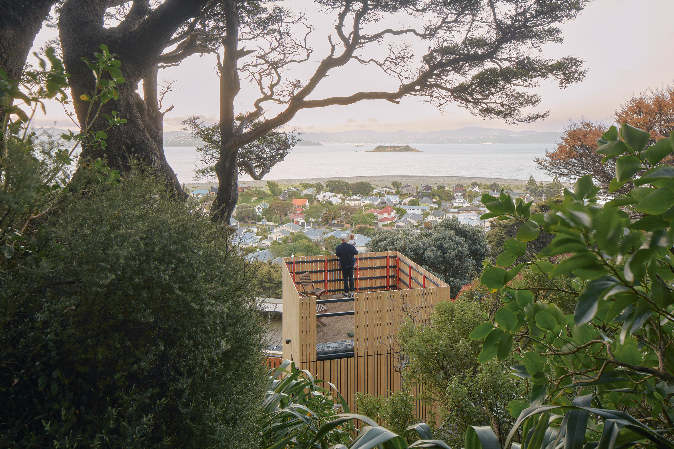 La torre cuenta con un jardín en la azotea que ofrece unas vistas espectaculares al puerto de Wellington.