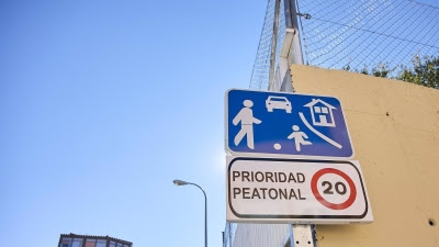 El Gobierno actualiza el catálogo de señales de tráfico que elimina las connotaciones de género