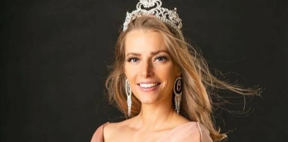 Hannah Neeleman, granjera, casada y madre de ocho hijos, fue coronada en 2023 como 