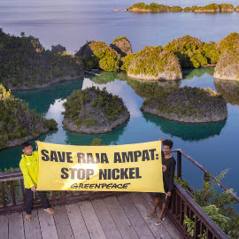 Activisten van Greenpeace met spandoek met de tekst 'Red Raja Ampat, Stop Nikkel'