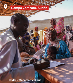 Personas desplazadas en el campo de refugiados de Zamzam en Darfur (Sudán) recibiendo asistencia médica de Médicos Sin Fronteras