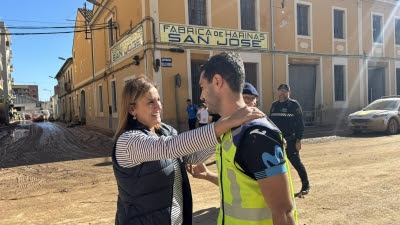 Temporal.- Un convoy del Ayuntamiento de Torrejón envía a Valencia más de 4.000 palas y otros materiales de trabajo