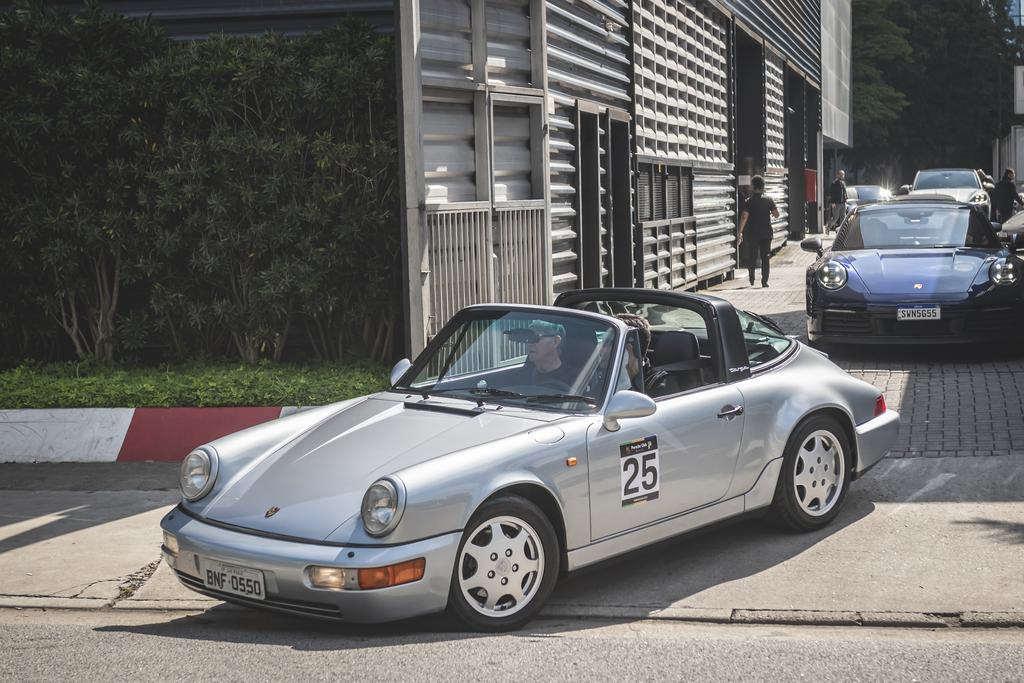 Porsche 911 Carrera 2 Targa da década de 1990, o mais antigo no Route Tour (YO! Studio/Porsche Club Brasil)