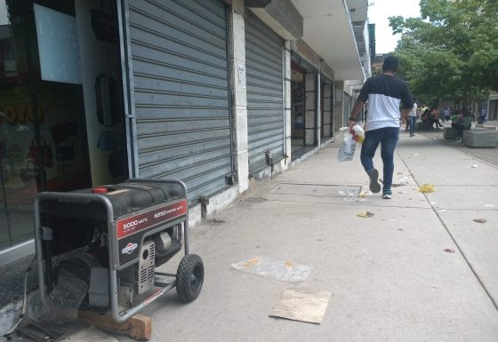 Pérdidas y caída en las ventas dejan prolongados apagones a comerciantes en Aragua