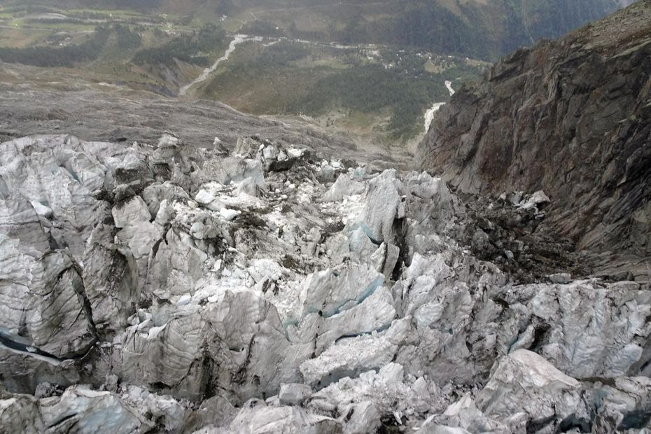 'Un glacier en alerte rouge' : dans le massif du Mont-Blanc, des milliers de mètres cubes de glace menacent des habitations en Italie