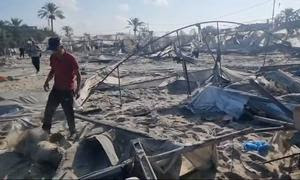 Israel bombardeó un campamento improvisado para personas desplazadas en la zona de Al Mawasi, al oeste de Khan Younis, en Gaza.