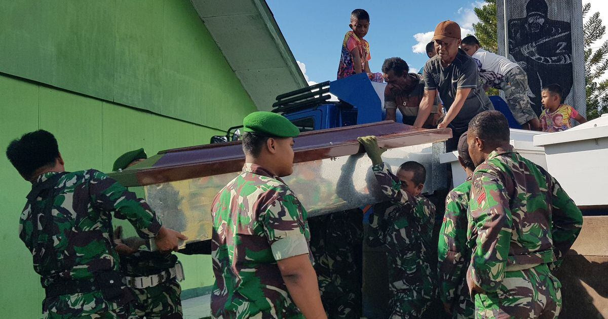 Des soldats indonésiens préparent des cercueils pour des ouvriers qui auraient été tués à Wamena en Papouasie, le 4 décembre 2018