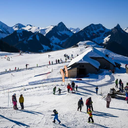 Des personnes profitent de la neige et du ski en hiver depuis Vounetz sur le domaine skiable des Prealpes fribourgeoises de Charmey le dimanche 24 decembre 2023. (KEYSTONE/Jean-Christophe Bott)