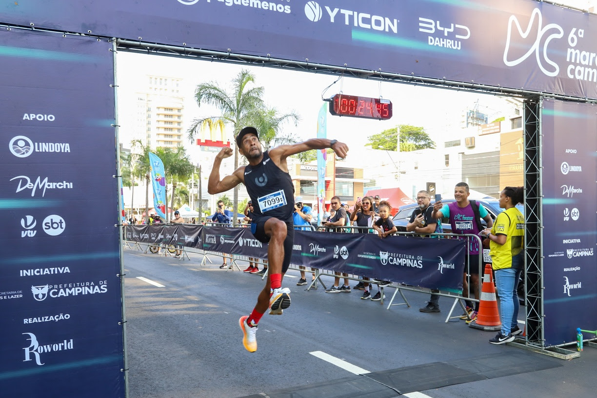 Participante na chegada da 6ª Maratona de Campinas 