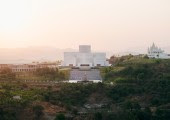 El templo combina la esencia de la arquitectura jainista con un diseño contemporáneo impresionante.