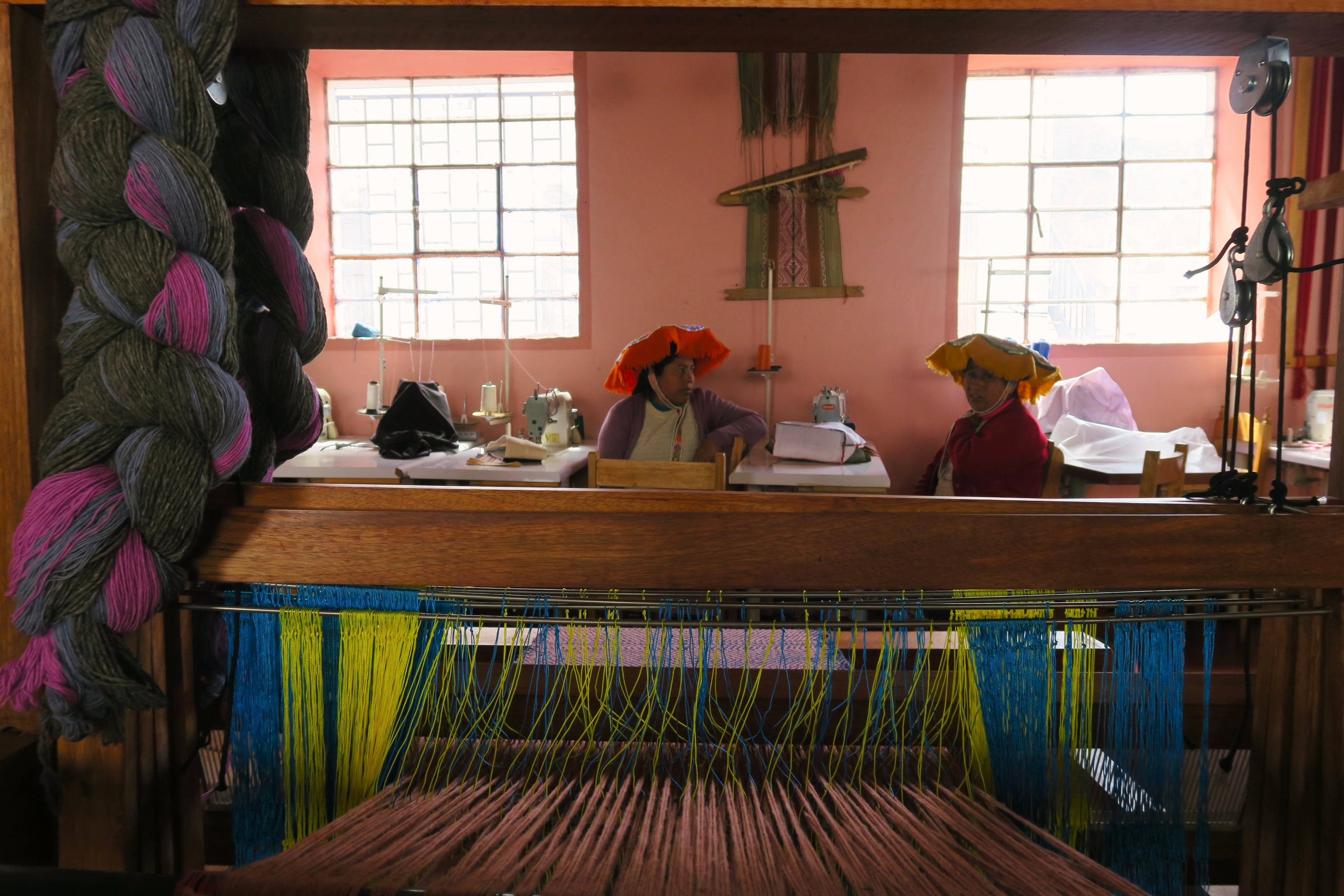 Mujeres de las poblaciones locales en un telar en Andahuaylillas.