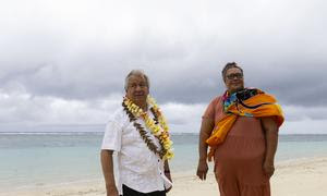 El Secretario General de las Naciones Unidas, António Guterres (izquierda), y un integrante de la comunidad de Lalomanu, Samoa.