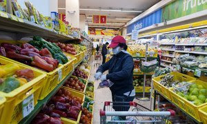 Una mujer compra en un supermercado. 