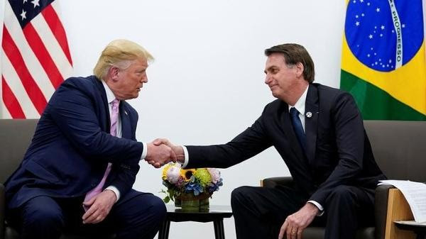 Os então presidentes Donald Trump e Jair Bolsonaro em reunião bilateral em 2020 no Japão. Qual o objetivo de Trump ao apoiar Bolsonaro? E terá consequências?