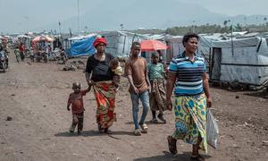 Varias personas caminan por un campo de desplazados cerca de Goma, en el este de la República Democrática del Congo. 