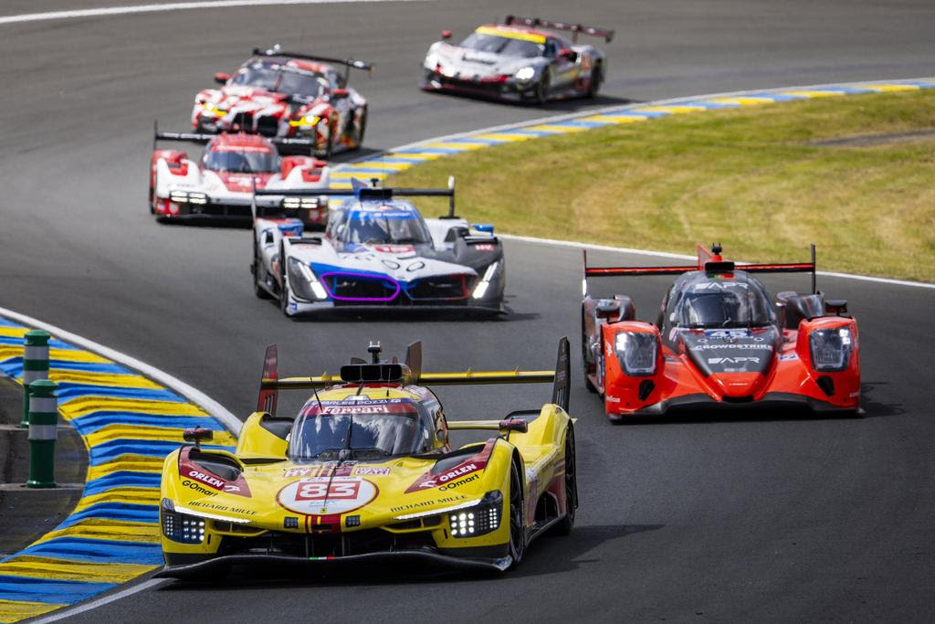 62 carros estiveram na pista neste domingo para duas sessões de três horas (FIA WEC)