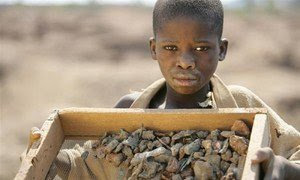 Un niño trabajando en una mina de cobre en la ciudad de Kipushi, en el sureste de la República Democrática del Congo.