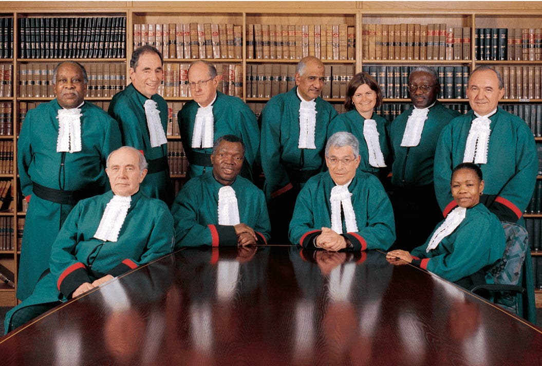 Gli 11 giudici della Corte Costituzionale. Da sinistra a destra: il giudice Madala, il giudice Sachs, il giudice Ackermann, il giudice Yacoob (nominato nel 1998), il giudice O'Regan, il giudice Ngcobo (nominato nel 1999), il giudice Goldstone. Da sinistra a destra: il giudice Kriegler, il vicepresidente della Corte Suprema Langa, il presidente della Corte Suprema Chaskalson, il giudice Mokgoro. - Giselle Wulfsohn