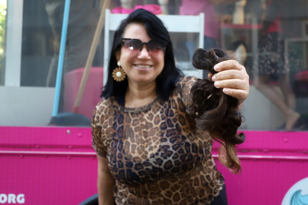 Silvana Mello com as mechas que conseguiu de amigas para doação ao Cabelegria