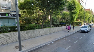 Cinco jóvenes rajan en la cara a un hombre para robarle el móvil en Carabanchel