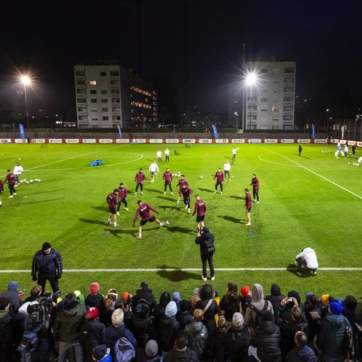 Die Spieler der Schweizer Fussball Nationalmannschaft waehrend eines oeffentlichen Trainings, am Dienstag, 12. November 2024 auf einem Nebenplatz des Letzigrund Stadions. (KEYSTONE/Michael Buholzer)