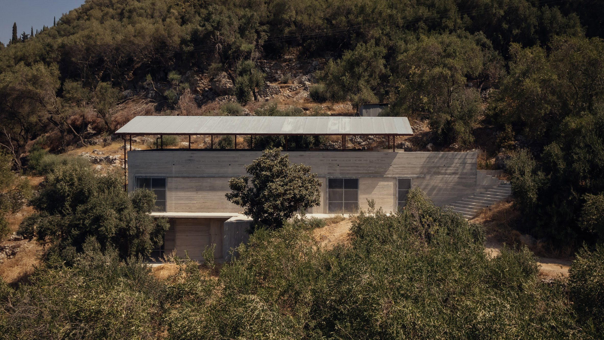 La Casa de Hormigón en Corfú fue concebida por Piers Taylor, fundador de Invisible Studio, como un refugio minimalista para su familia en medio de un olivar en la campiña griega.