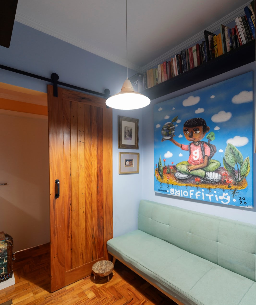 Vida no décor: mais um exemplo da presença de desenhos e cores vibrantes presentes no apartamento / Projeto da arquiteta Michele Wharton com foto de Emerson Rodrigues