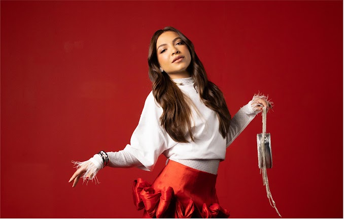 Ana Laura Lopes estreia turnê "Meu Endereço" com show no Teatro Bradesco