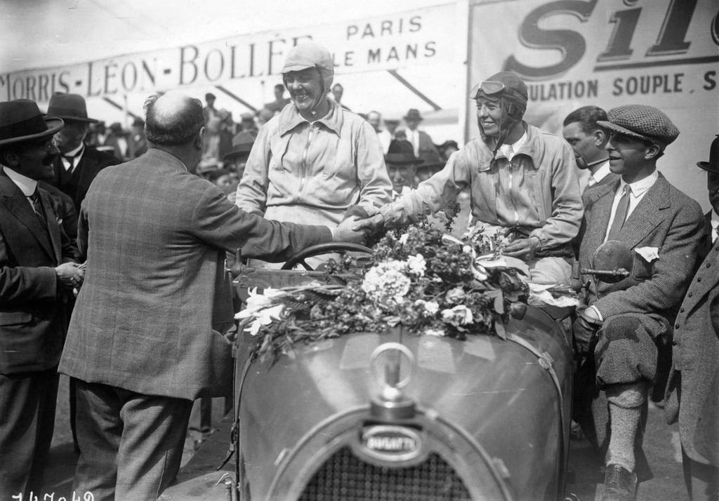 Mareuse (à esquerda) e Siko: em 1930, primeiras mulheres da História em Le Mans (© Archives ACO)