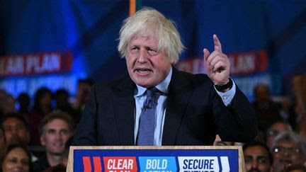 L'ancien Premier ministre britannique Boris Johnson dit avoir envisagé 'un raid maritime' aux Pays-Bas pour saisir des vaccins contre le Covid-19