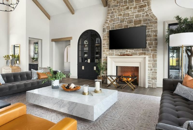 A living room with a fireplace and a tv

Description automatically generated