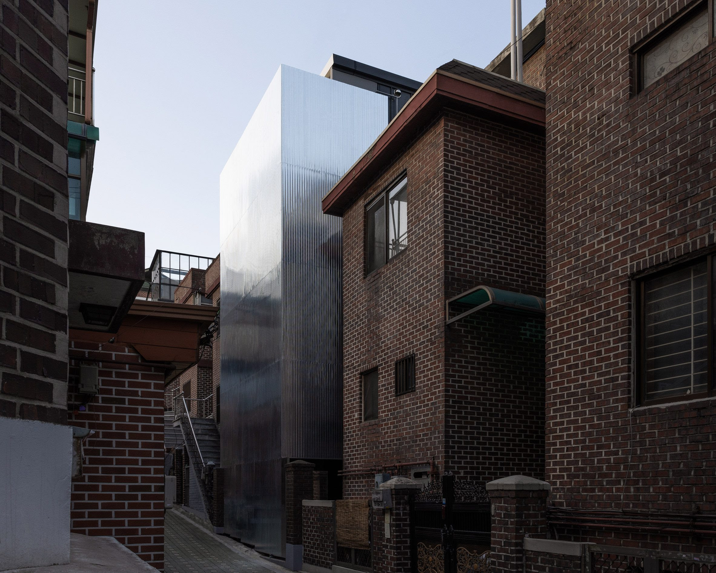 Renovada por el estudio Atelier Itch, la Casa Bomun se encuentra en una estrecha calle de Seúl.
