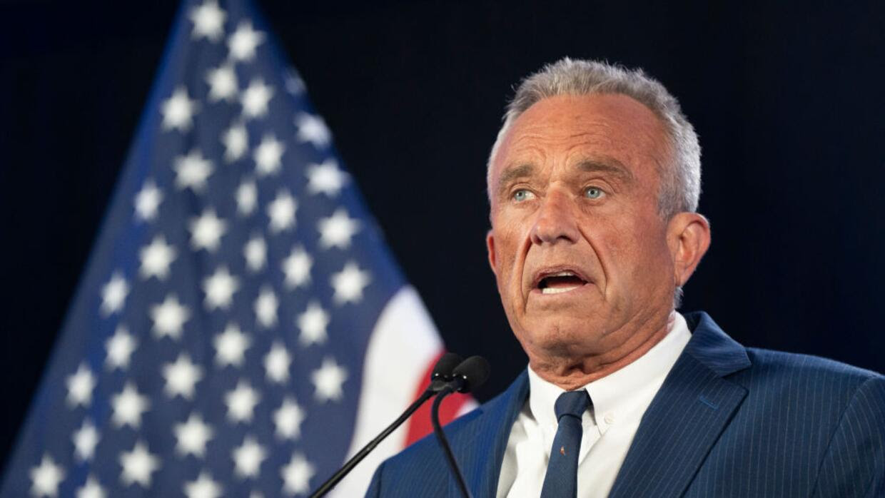 Robert Kennedy Jr. suspende su carrera por la Casa Blanca y apoya a Donald Trump