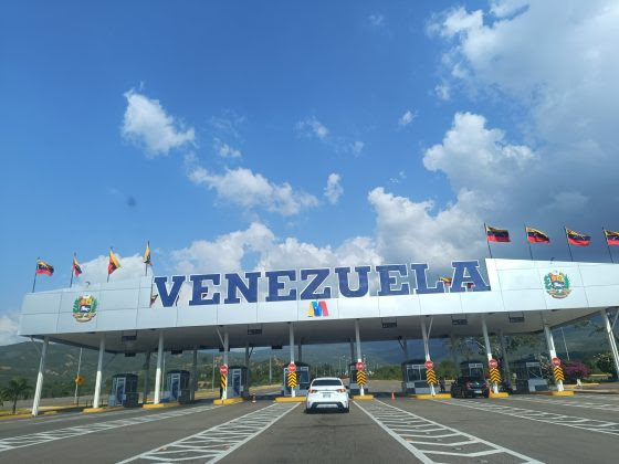 Marisol y Kelvin viajaron 24 horas por carretera de regreso a Venezuela solo para votar el 28J