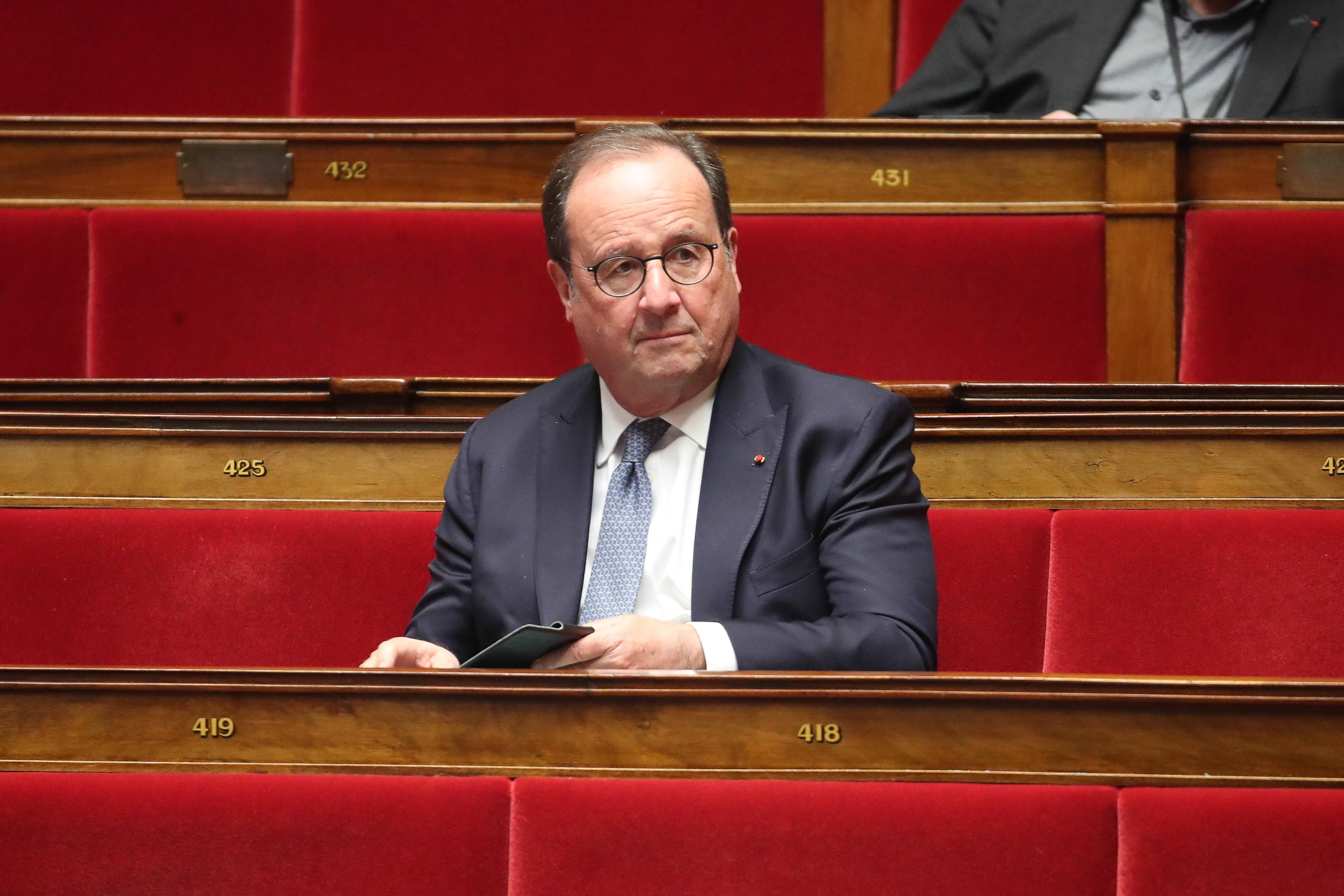 Macron « doit terminer son mandat » pour éviter « une crise institutionnelle majeure », affirme l’ex-président Hollande