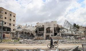 Jan Yunis yace en ruinas tras la retirada de las fuerzas israelíes.