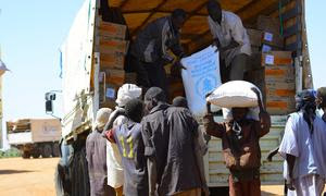 El PMA entrega ayuda alimentaria a las personas desplazadas en el campamento de Zamzam, en el norte de Darfur.