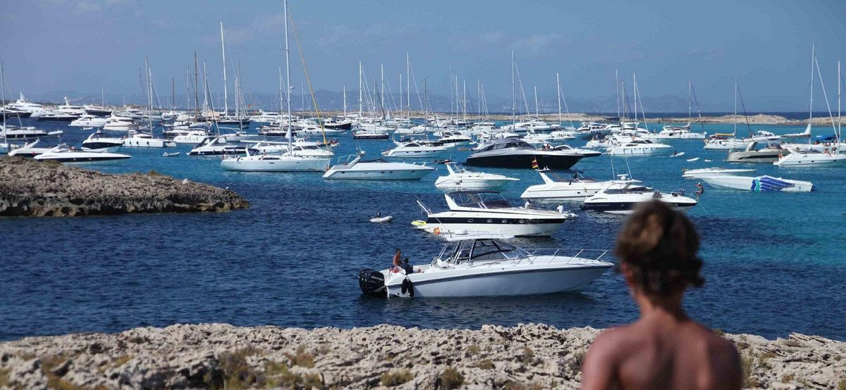 Masificación de yates en Formentera